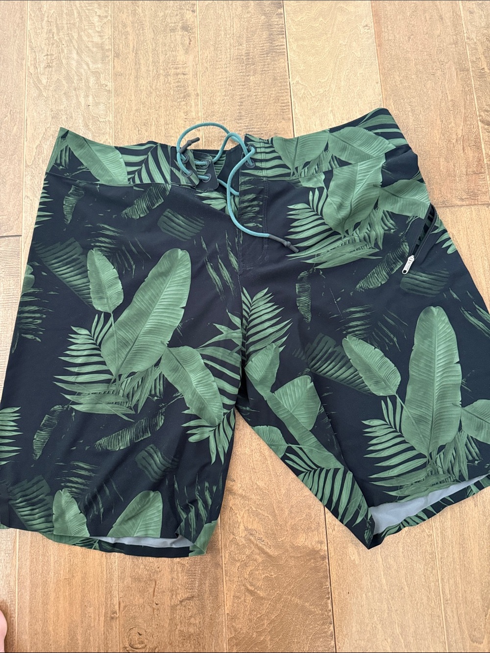 Lululemon tropical black green board short size 36 - 9 in inseam